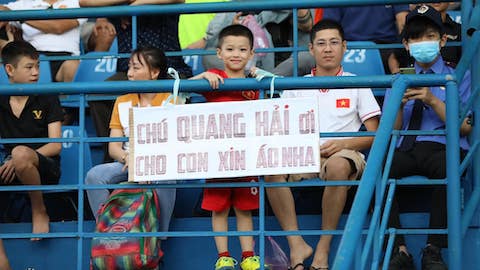 Tấm ảnh của một cậu bé khiến Quang Hải ngập tràn cảm xúc